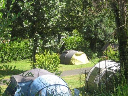 Tentes en camping dans les Pyrénées